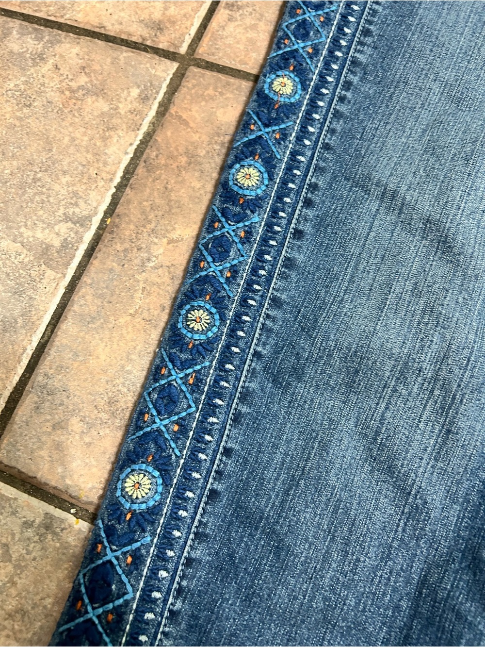 Gloria Vanderbilt Blue Cropped Jeans with Embroidered Side Panels - Picture 2 of 4